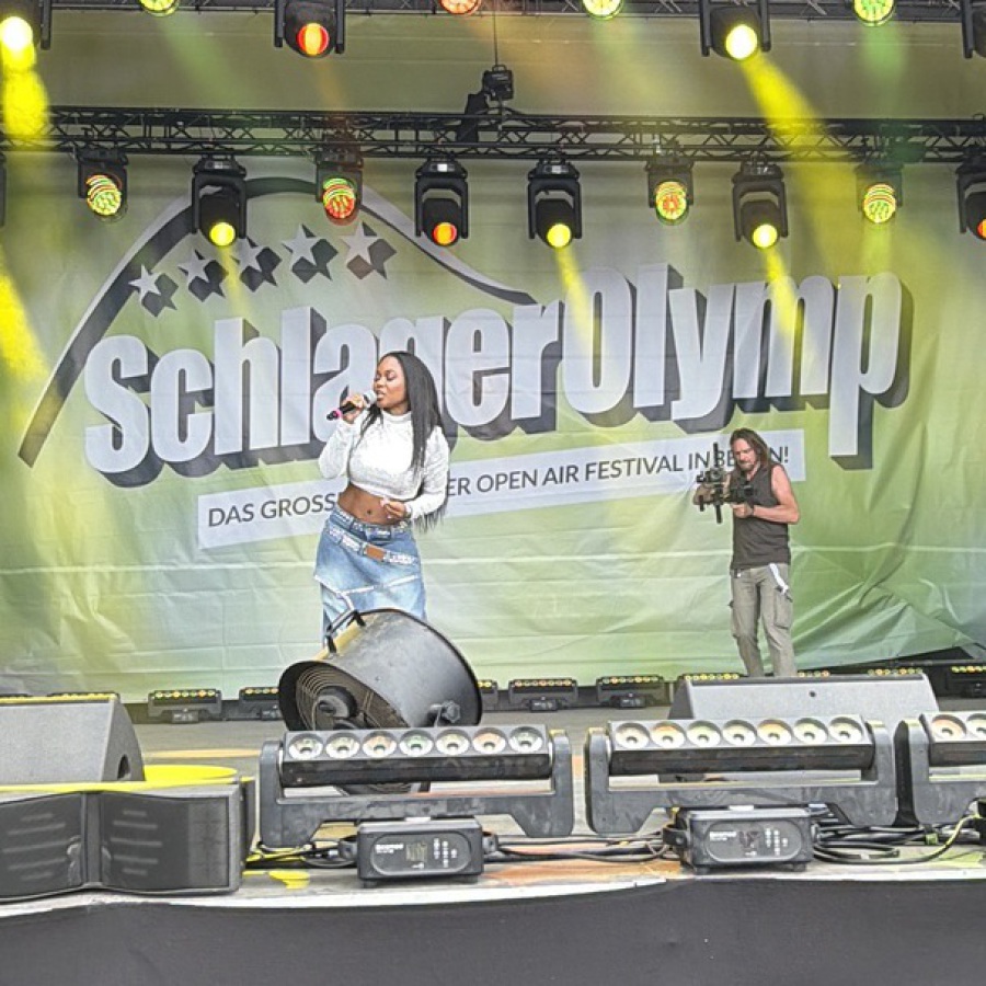 Sängerin Kavila Schlager Olymp Berlin Bühne Auftritt